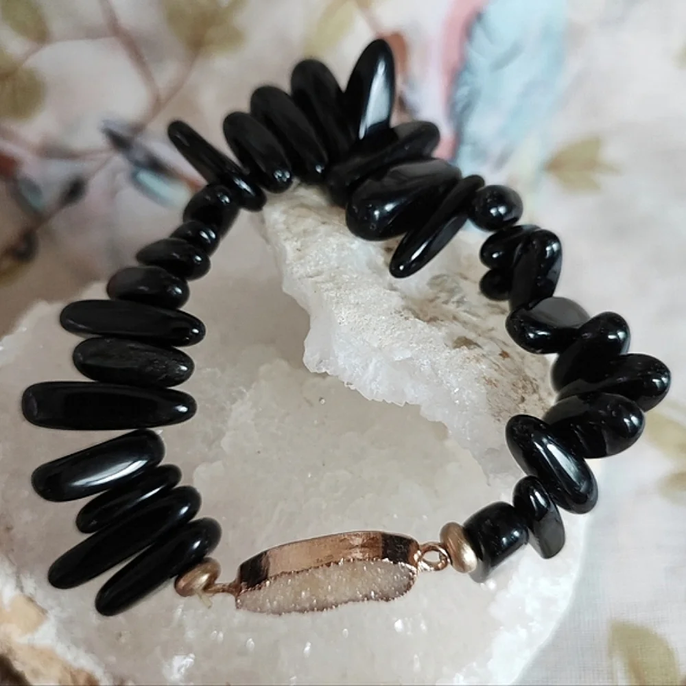 Plunder Black Smooth Tumbled Stone Cream Druzy Gold Tone Stretch Bracelet EUC